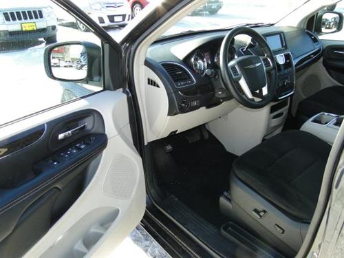 Chrysler Town and Country 2011 photo 2