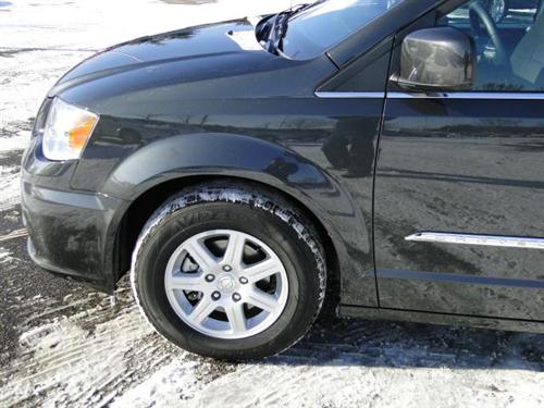 Chrysler Town and Country 2011 photo 3