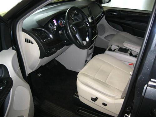 Chrysler Town and Country 2011 photo 2