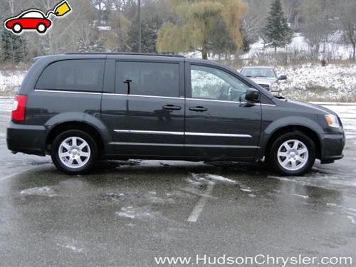 Chrysler Town and Country 2011 photo 2