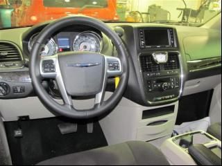 Chrysler Town and Country 2011 photo 4