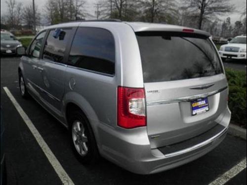 Chrysler Town and Country 2011 photo 2