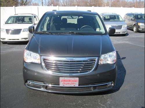 Chrysler Town and Country 2011 photo 1