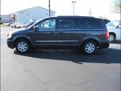 Chrysler Town and Country 2011 photo 2