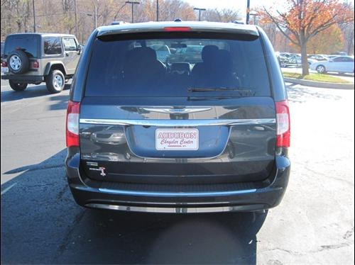 Chrysler Town and Country 2011 photo 3