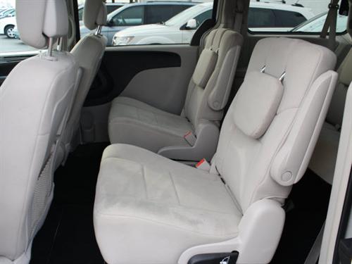 Chrysler Town and Country 2011 photo 2