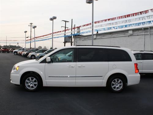 Chrysler Town and Country 2011 photo 3