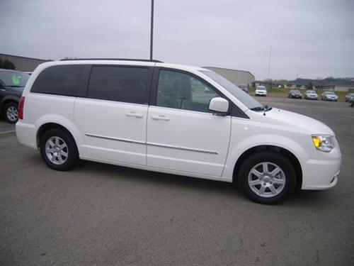 Chrysler Town and Country 2011 photo 2
