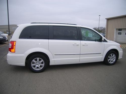 Chrysler Town and Country 2011 photo 3