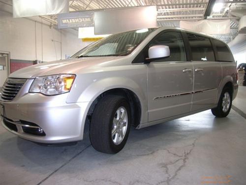 Chrysler Town and Country 2011 photo 1