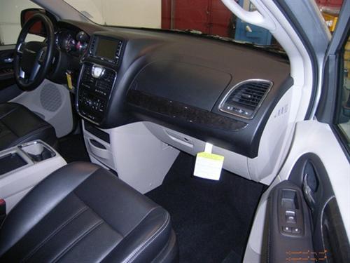 Chrysler Town and Country 2011 photo 2