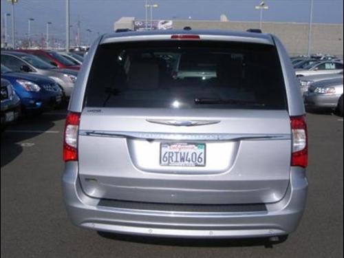 Chrysler Town and Country 2011 photo 1