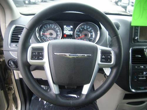 Chrysler Town and Country 2011 photo 1