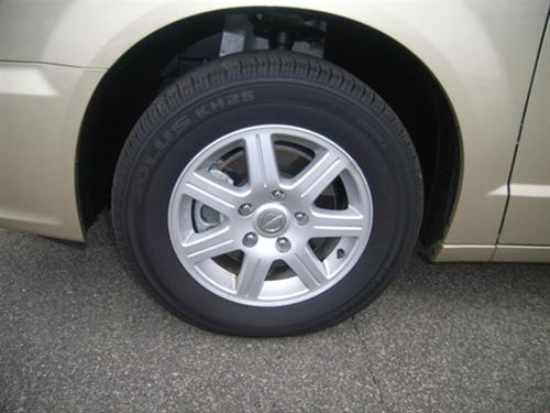Chrysler Town and Country 2011 photo 2
