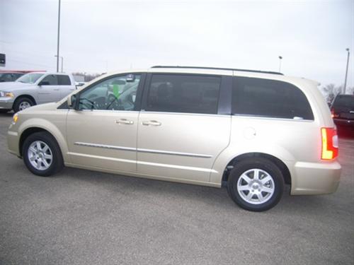 Chrysler Town and Country 2011 photo 3