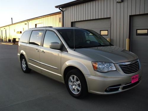 Chrysler Town and Country 2011 photo 3