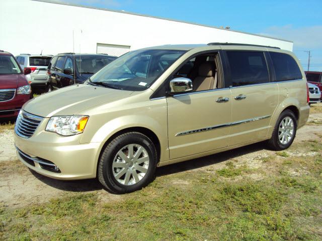 Chrysler Town and Country 2011 photo 1