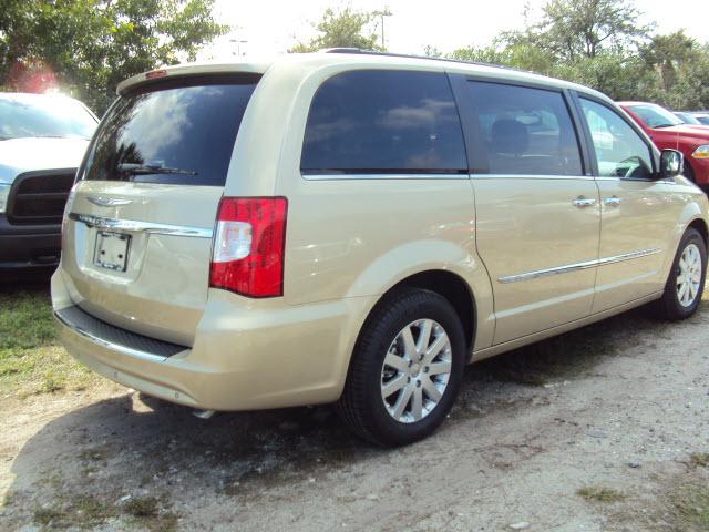Chrysler Town and Country 2011 photo 2