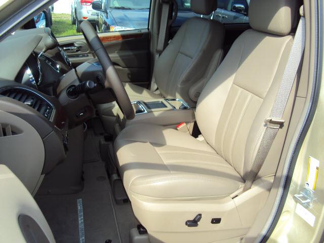Chrysler Town and Country 2011 photo 3