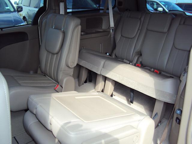 Chrysler Town and Country 2011 photo 4