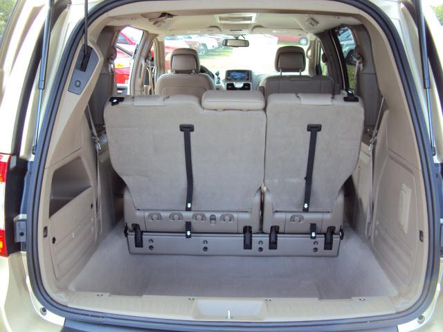 Chrysler Town and Country 2011 photo 5