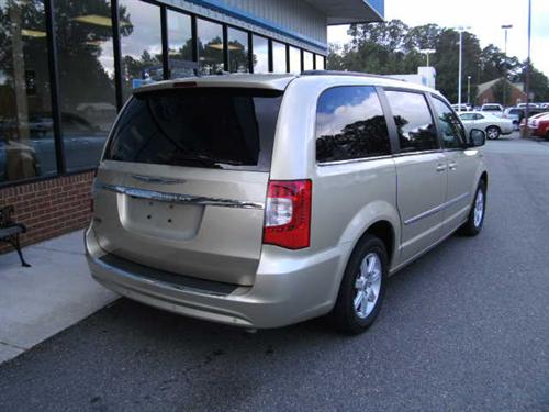 Chrysler Town and Country 2011 photo 3