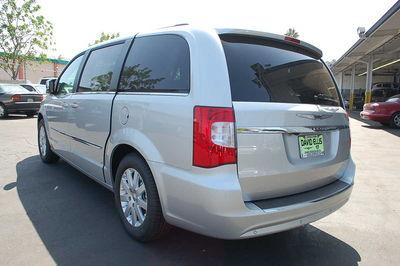 Chrysler Town and Country 2011 photo 1