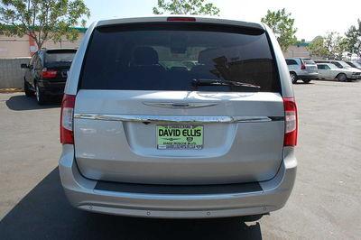 Chrysler Town and Country 2011 photo 2