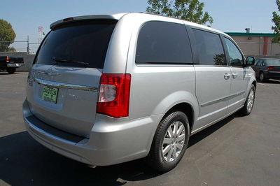 Chrysler Town and Country 2011 photo 3