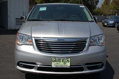 Chrysler Town and Country 2011 photo 4