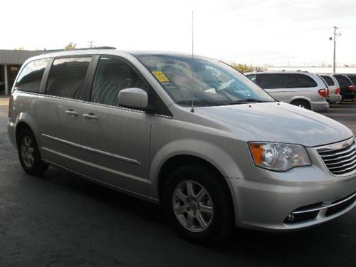 Chrysler Town and Country 2011 photo 3