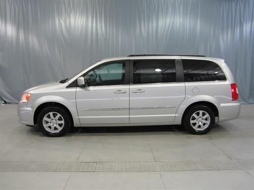Chrysler Town and Country 2011 photo 3