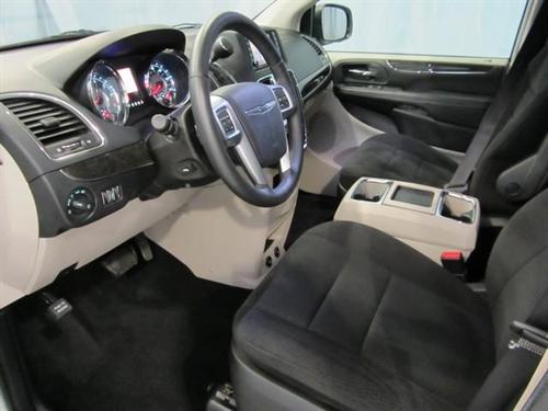 Chrysler Town and Country 2011 photo 4