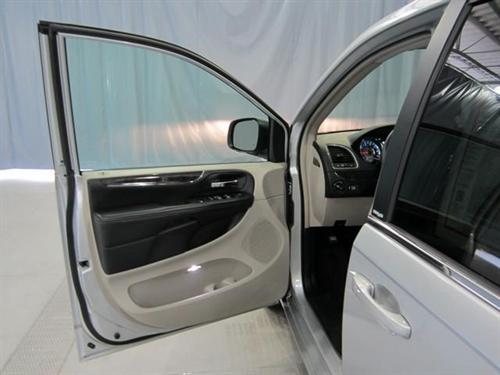 Chrysler Town and Country 2011 photo 5