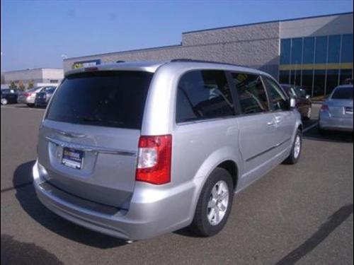 Chrysler Town and Country 2011 photo 2