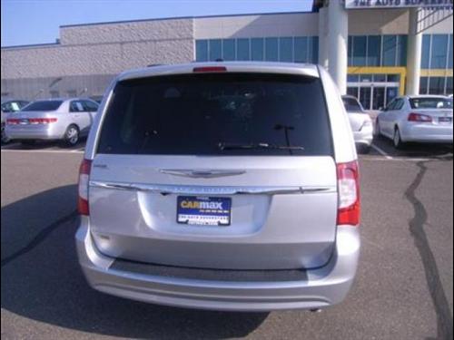 Chrysler Town and Country 2011 photo 3