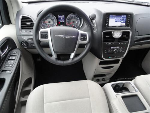 Chrysler Town and Country 2011 photo 1
