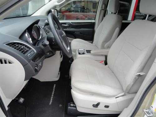 Chrysler Town and Country 2011 photo 2