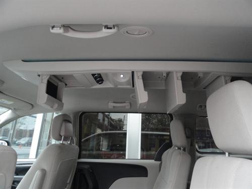 Chrysler Town and Country 2011 photo 3