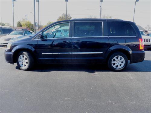 Chrysler Town and Country 2011 photo 2