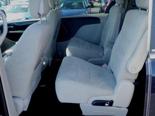 Chrysler Town and Country 2011 photo 4