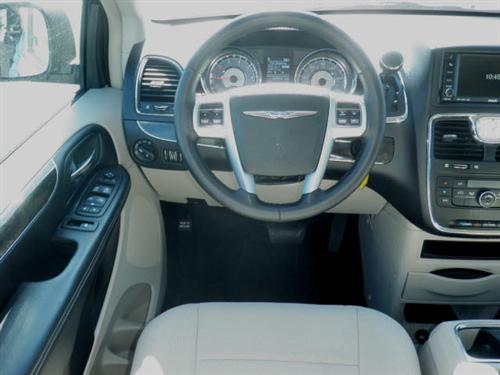 Chrysler Town and Country 2011 photo 5