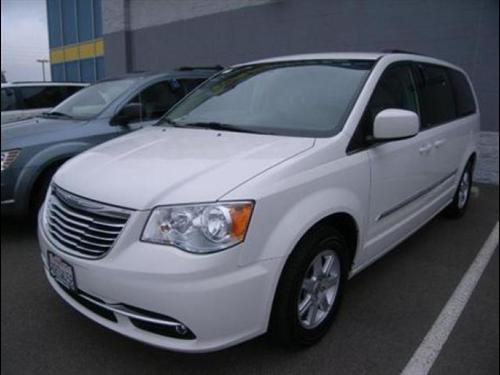 Chrysler Town and Country 2011 photo 2