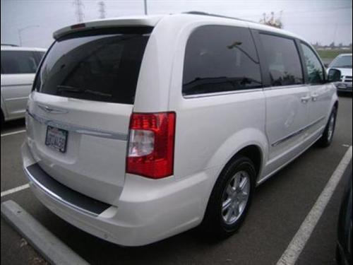 Chrysler Town and Country 2011 photo 3
