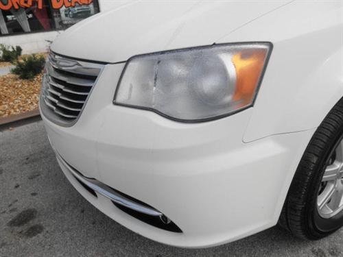 Chrysler Town and Country 2011 photo 2