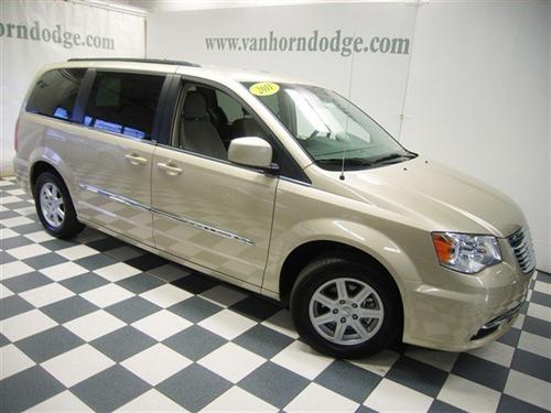 Chrysler Town and Country 2011 photo 2