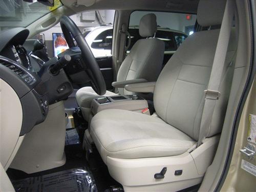 Chrysler Town and Country 2011 photo 4