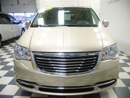 Chrysler Town and Country 2011 photo 5