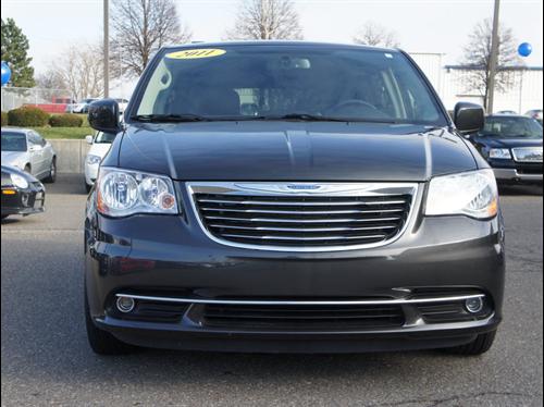 Chrysler Town and Country 2011 photo 2