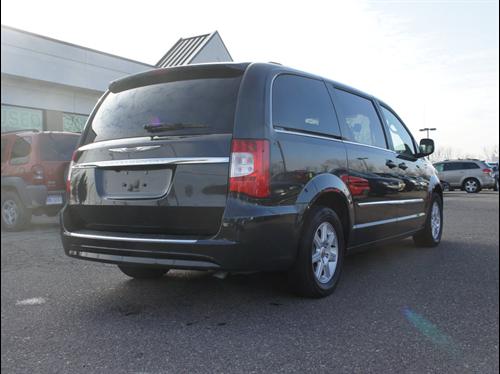 Chrysler Town and Country 2011 photo 3